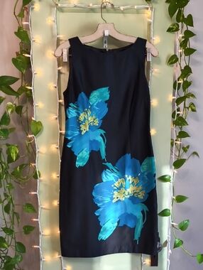 Women's Sandra Darren Giant Blue Flowers Black Sleeveless Sheath Dress 8
